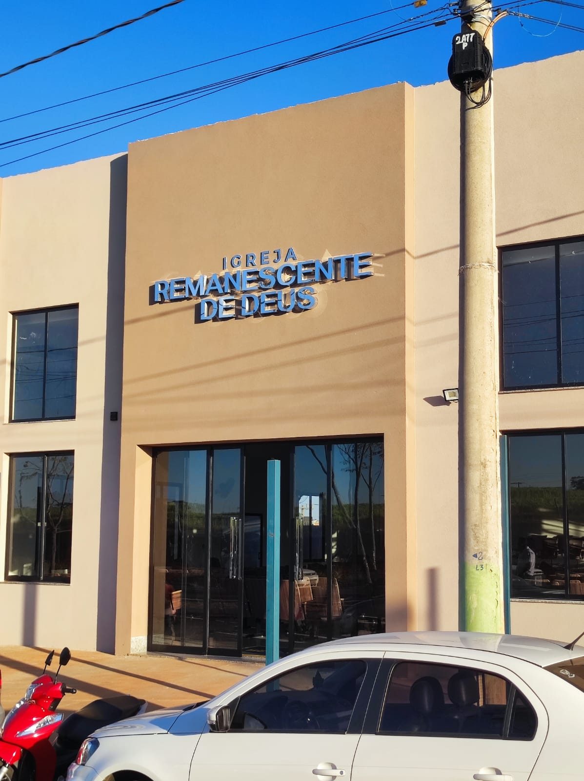 Fachada comercial com esquadrias e comunicação visual em prédio de dois pavimentos
