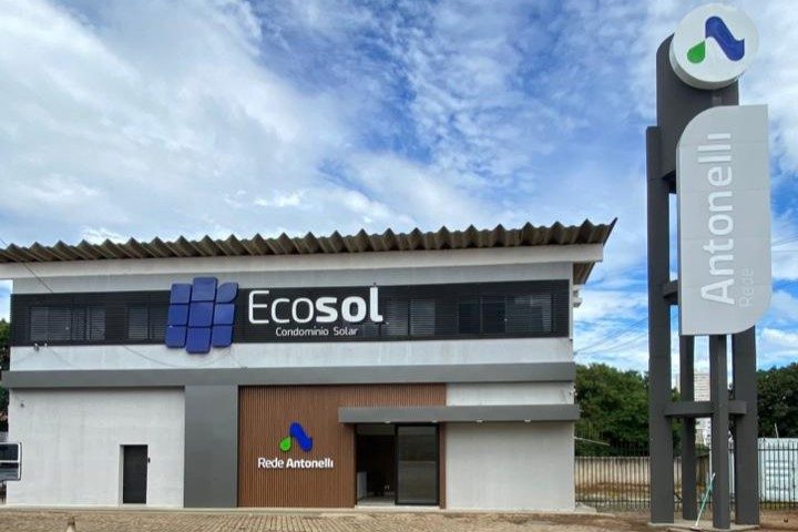 Fachada da Ecosol com totem vertical da Rede Antonelli