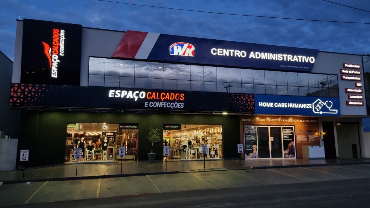 Fachada iluminada do centro comercial Espaço Calçados à noite