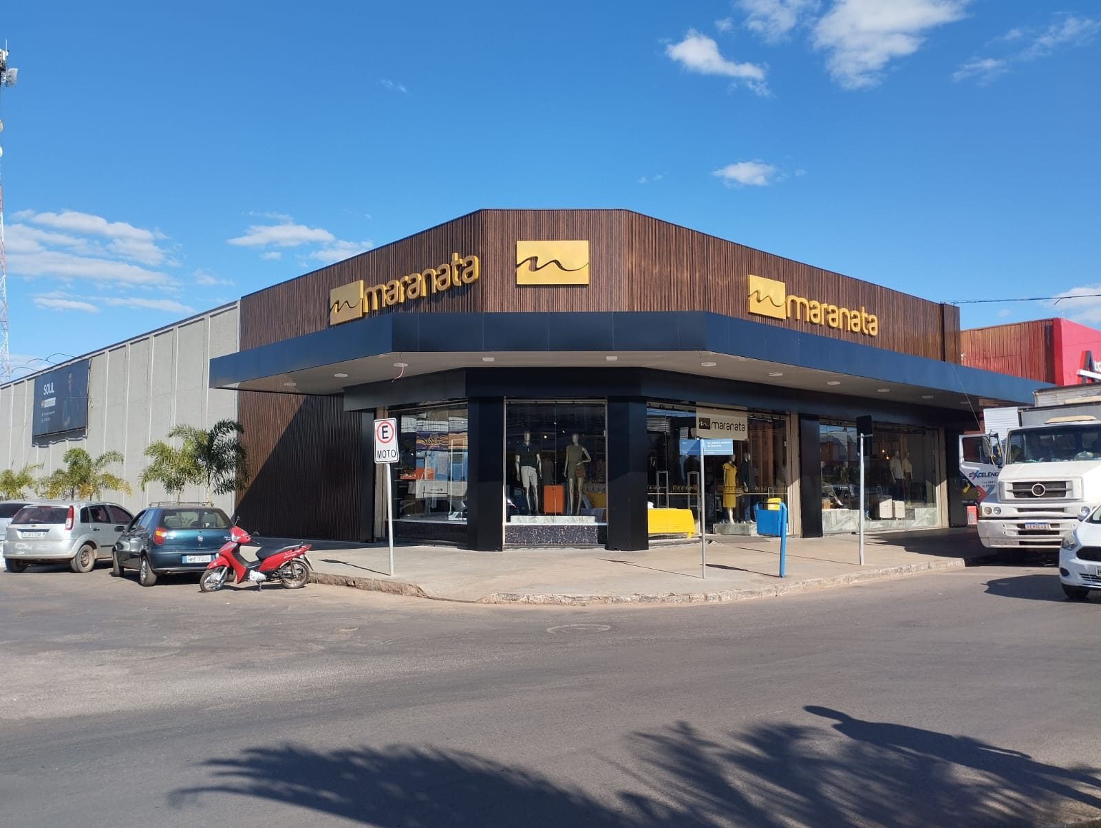 Fachada em ACM da loja Marajó com identidade visual completa