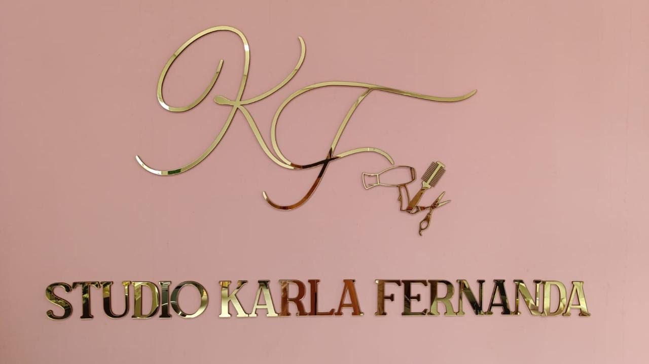 Letra caixa dourada em relevo do Studio Karla Fernanda