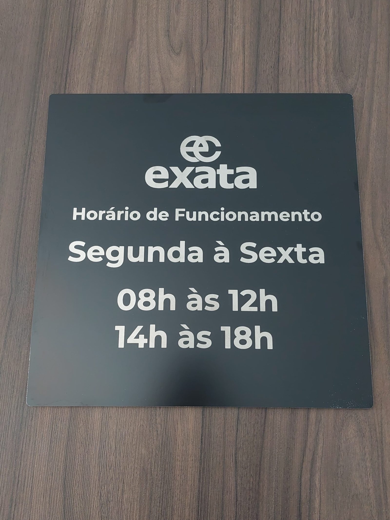 Placa de horário de funcionamento da Exata em ACM com recorte a laser