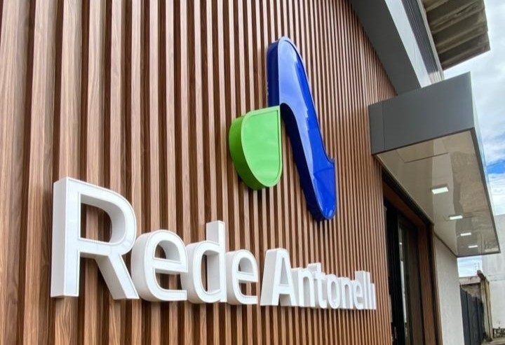 Letra caixa da Rede Antonelli aplicada em fachada ripada de madeira